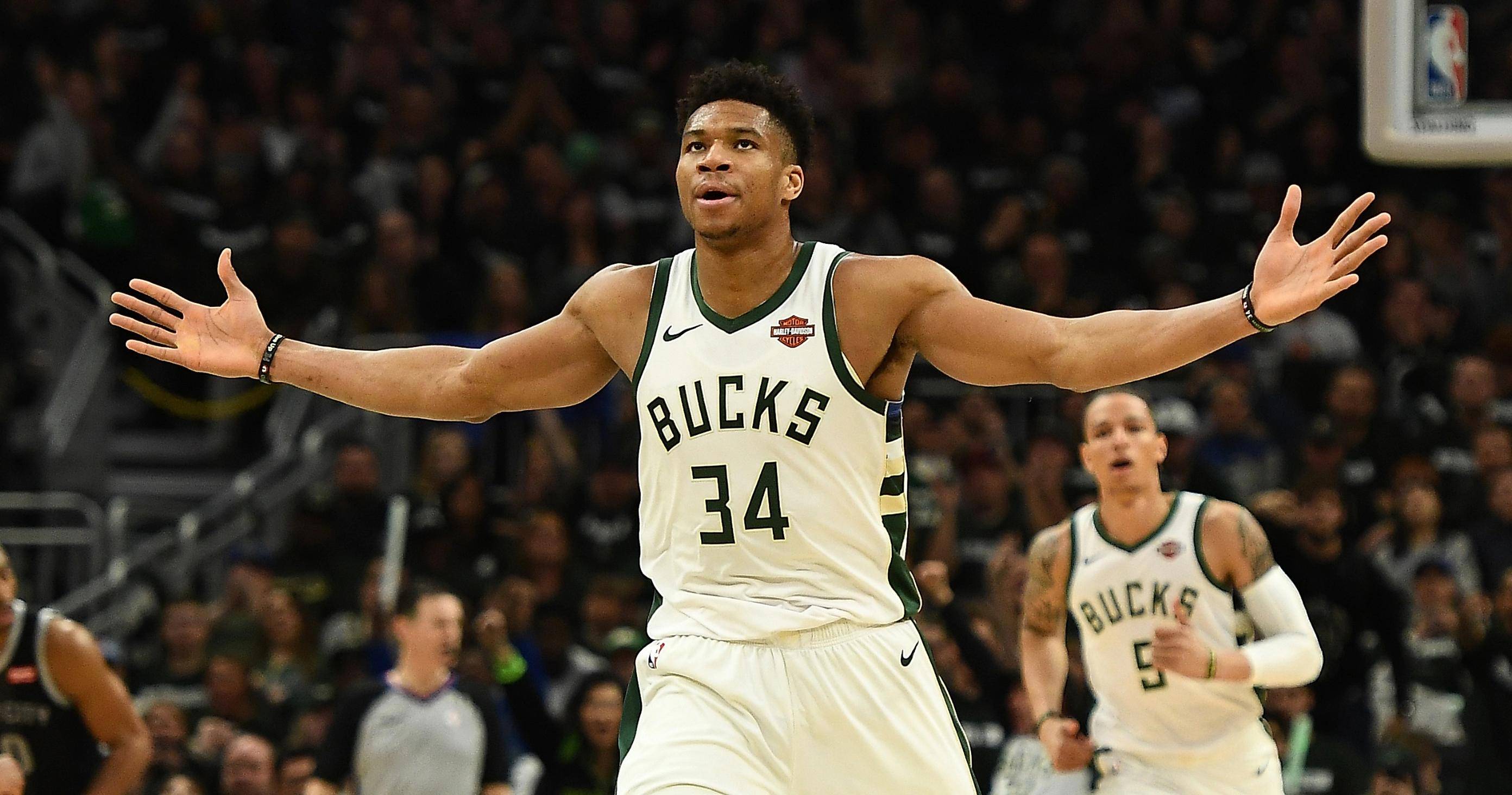 因右踝发炎，朗尼克取消了担任阿森纳vs拜仁解说嘉宾的计划（右踝发炎，朗尼克退出阿森纳对拜仁解说席）