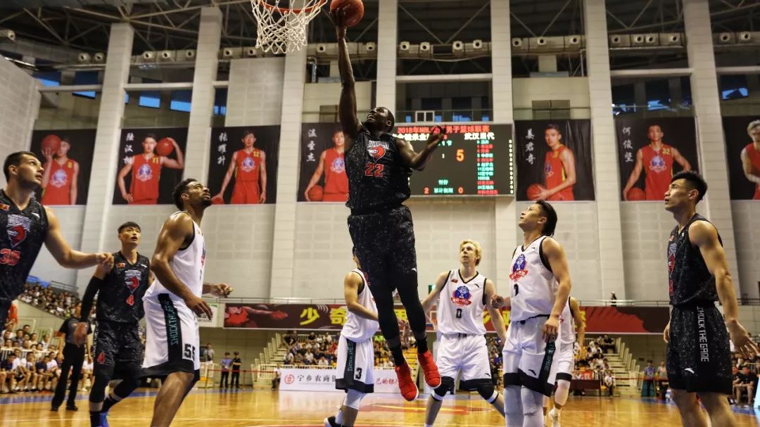 聊了什么？阿隆索欧冠赛后与弗林蓬进行了14分钟秘密会谈（欧冠赛后，阿隆索与弗林蓬秘密会谈14分钟：谈了些什么？）